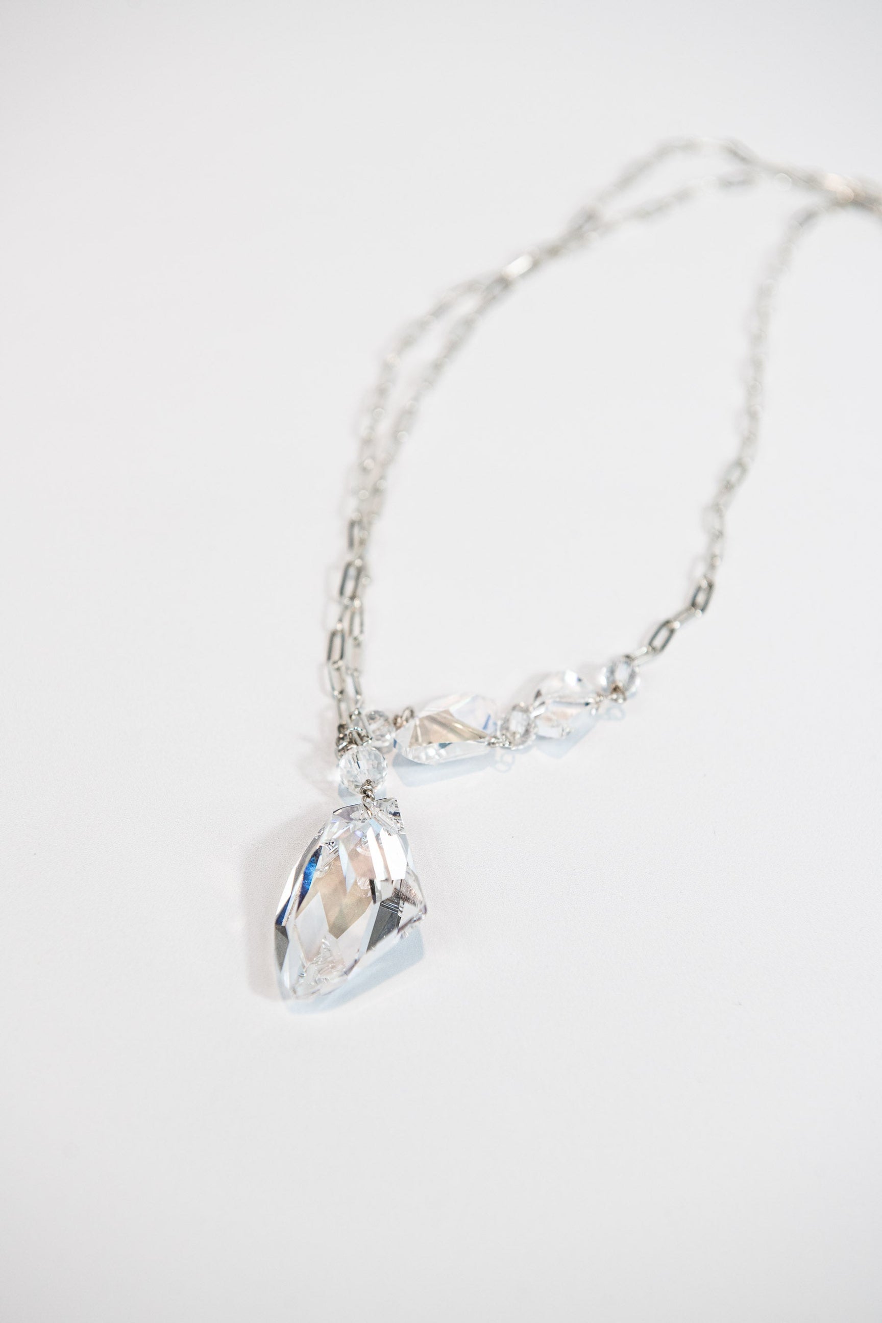 Silver chain link necklace with asymmetrical Swarovski crystals